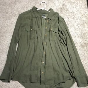 Woman’s American Eagle button Down